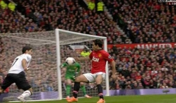 Trông vợ đẻ, Rafael trở thành tội đồ của Man Utd